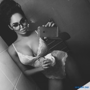 Черное белые и откровенные селфи