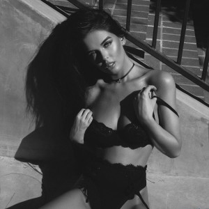 Черно-белые эро-фото