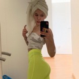 Попки молодых девушек