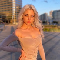 Девушки в красивой позе