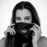 Сколько тайн и горячего желания таится в глазах этих длинноногих красавиц