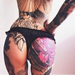 На голых девушках картины