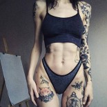 На голых девушках картины