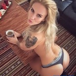 На голых девушках картины