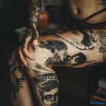 Голое, красивое тело с тату