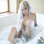 На мне тату, смотри