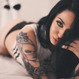 На мне тату, смотри