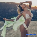 Татуированные и голые тела