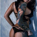 Дамы с тату на голом теле