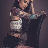 Татуированные дамы с обнаженными телами