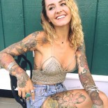 Татуированные дамы с обнаженными телами