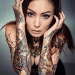 Татуированные дамы с обнаженными телами