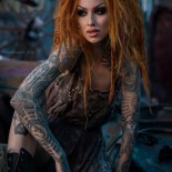 Татуированные дамы с обнаженными телами