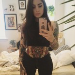 Татуированные дамы с обнаженными телами