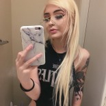 Татуированные дамы с обнаженными телами