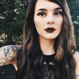 Татуированные дамы с обнаженными телами